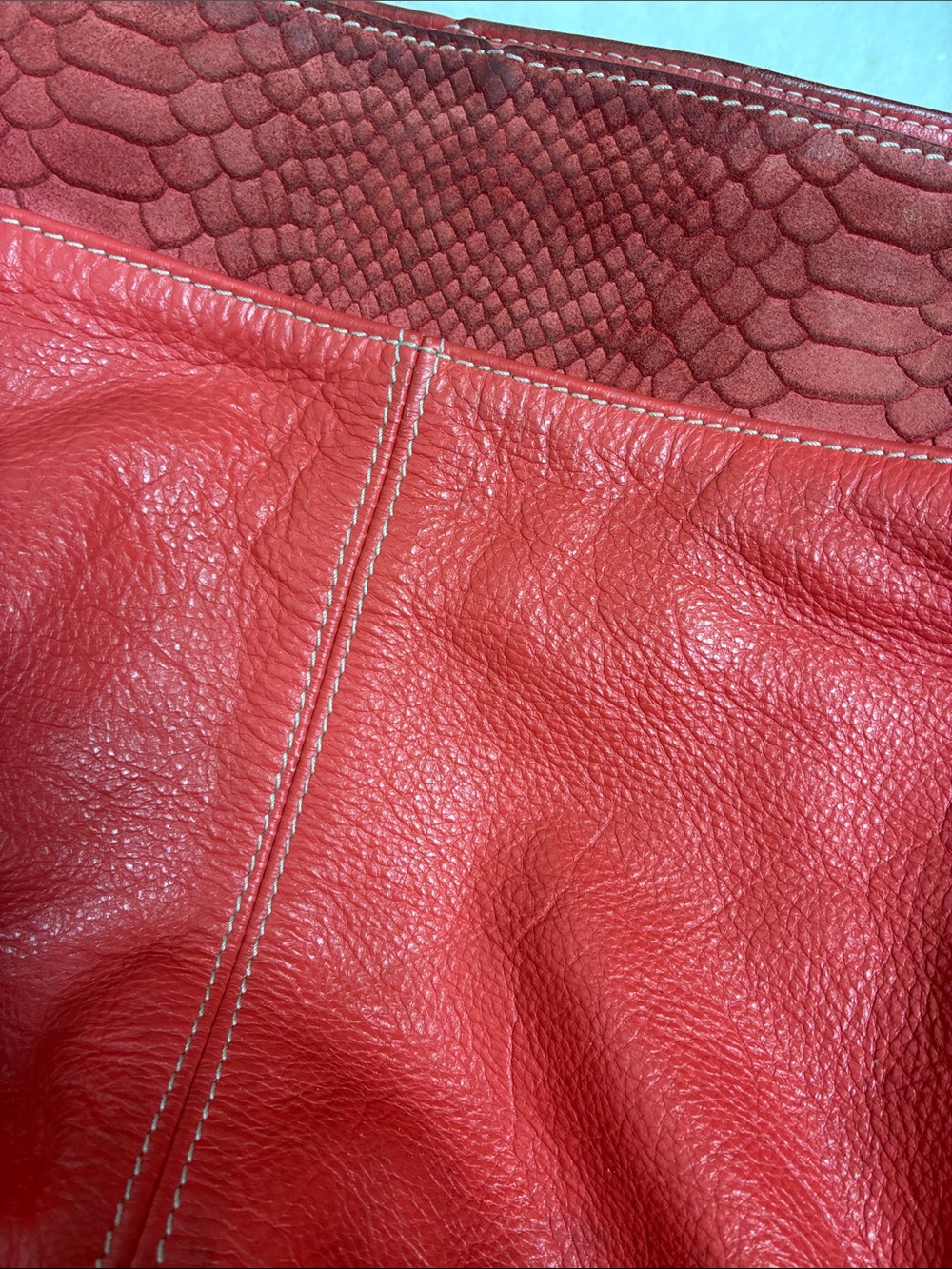 Stylish Red Leather Shoulder Bag with Textured Trim - Picture 2 of 5